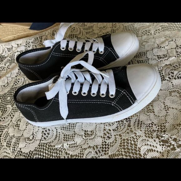 Bobbie Brooks sneakers Size 6 - Picture 3 of 11